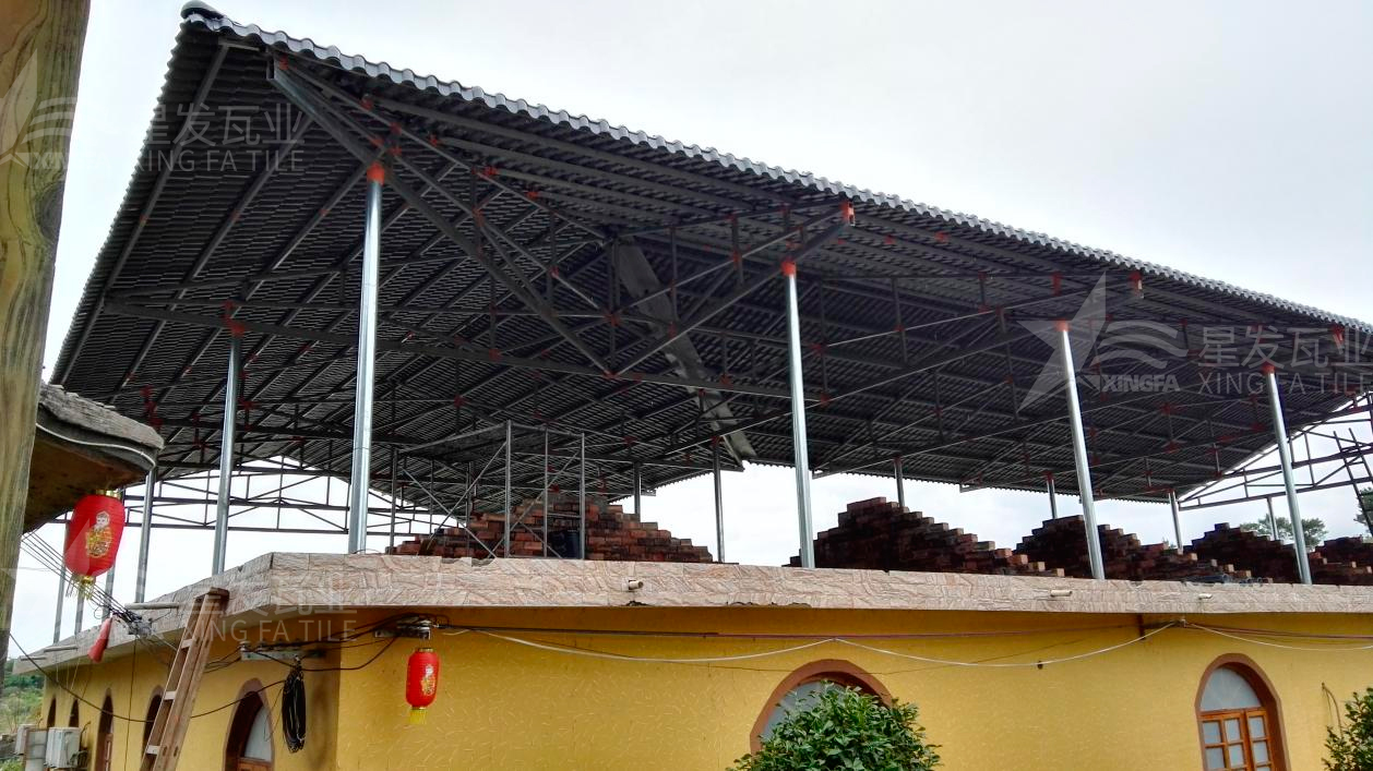 “鋼結(jié)構(gòu)+合成樹脂瓦”屋面建筑體系已被普遍應(yīng)用，促進行業(yè)發(fā)展
